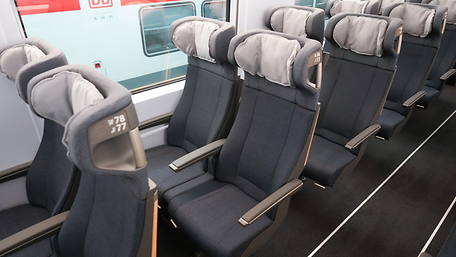 Mehrere graue Sitze in einem Zug der Deutschen Bahn