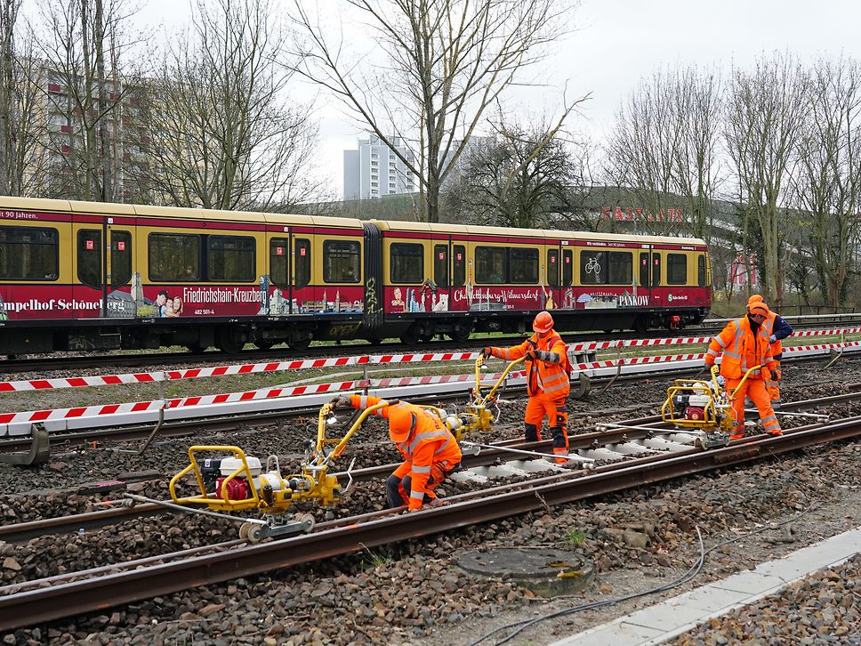 Bauarbeiter auf den Gleisen der S-Bahn Berlin