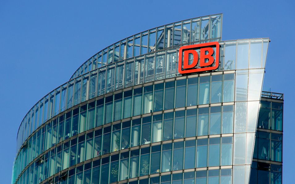 glas front of a sky scraper with Deutsche Bahn logo on top